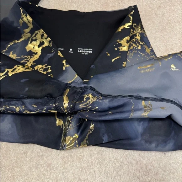 Extra high rise active old navy active leggingsgs.  Never worn NWOT. - Picture 3 of 3